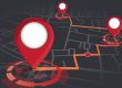 Stilisierte Karte in dunklen Farben mit mehreren roten Standortmarkierungen, die über eine orange Route verbunden sind – Darstellung eines Navigations- oder Trackingprozesses