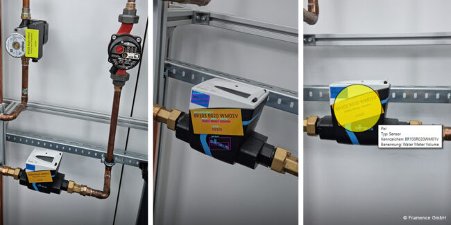 Detailaufnahme mehrerer Sensoren an Kupferleitungen mit farblich gekennzeichneten Etiketten zur Identifikation und Messung von Wasservolumen und Druck.