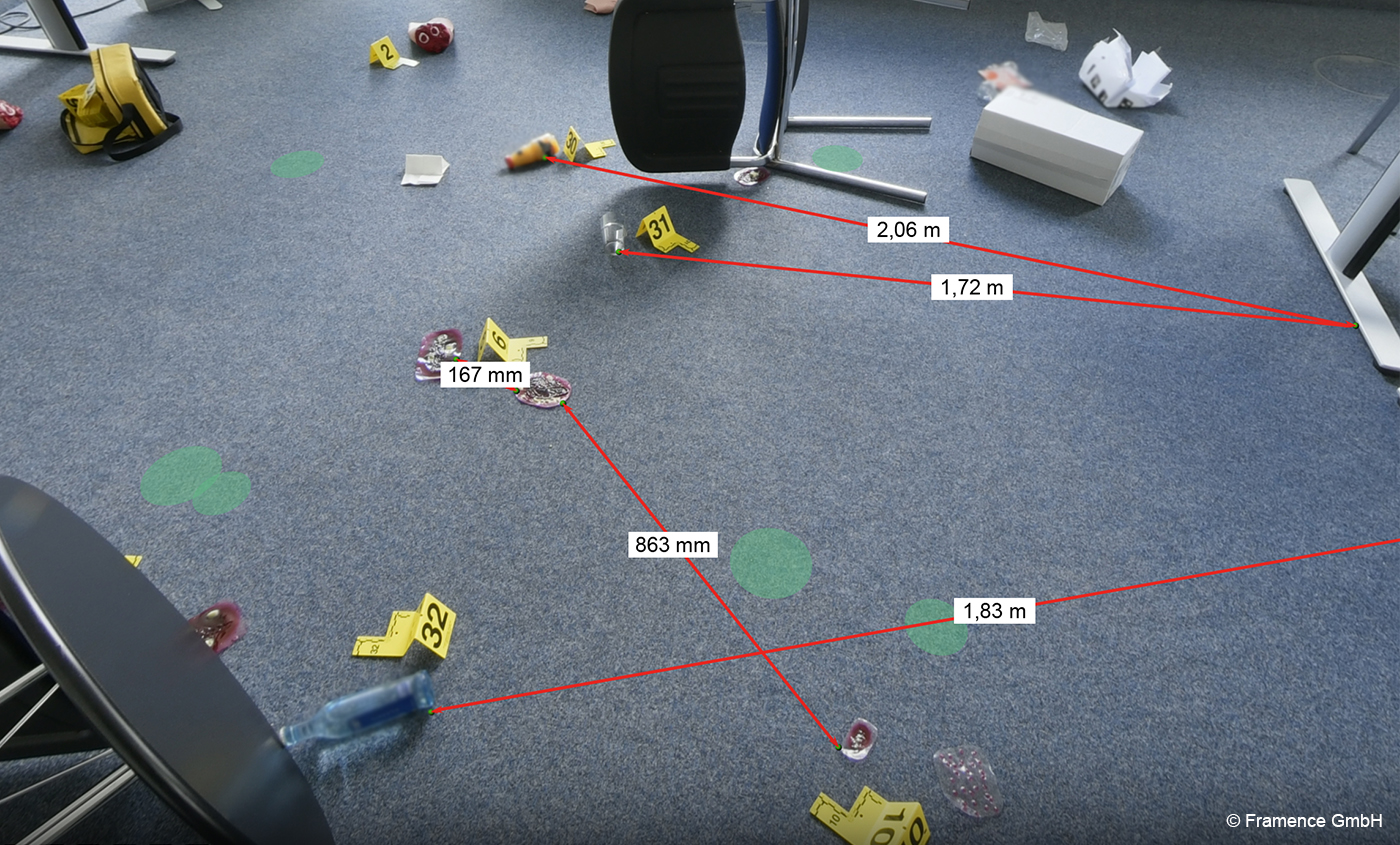 Tatort Scene. Darstellung eines verwüsteten Büroraums mit Messungen aus der Software.